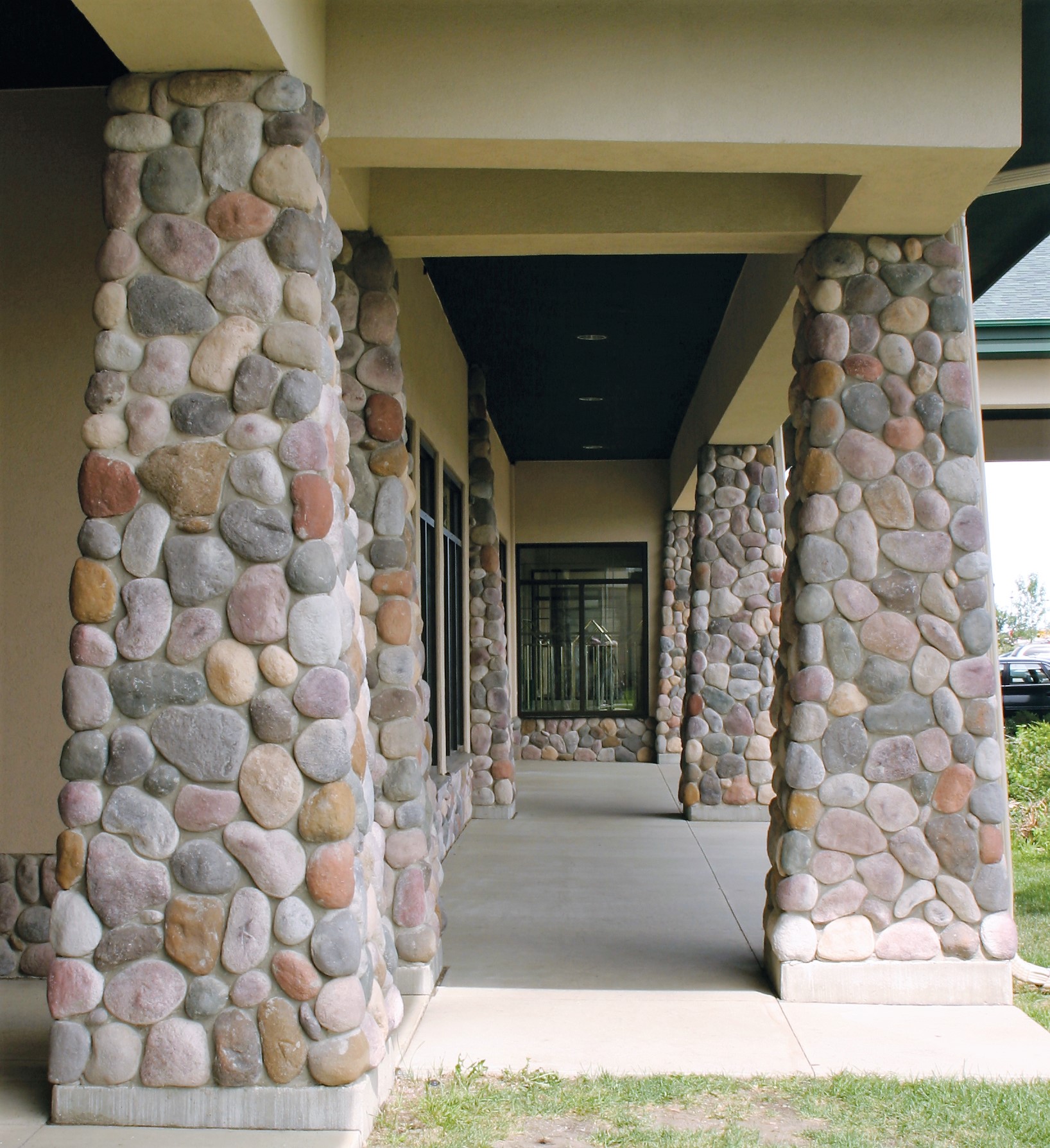 Boulder Creek Comfort Blend River Rock Exterior